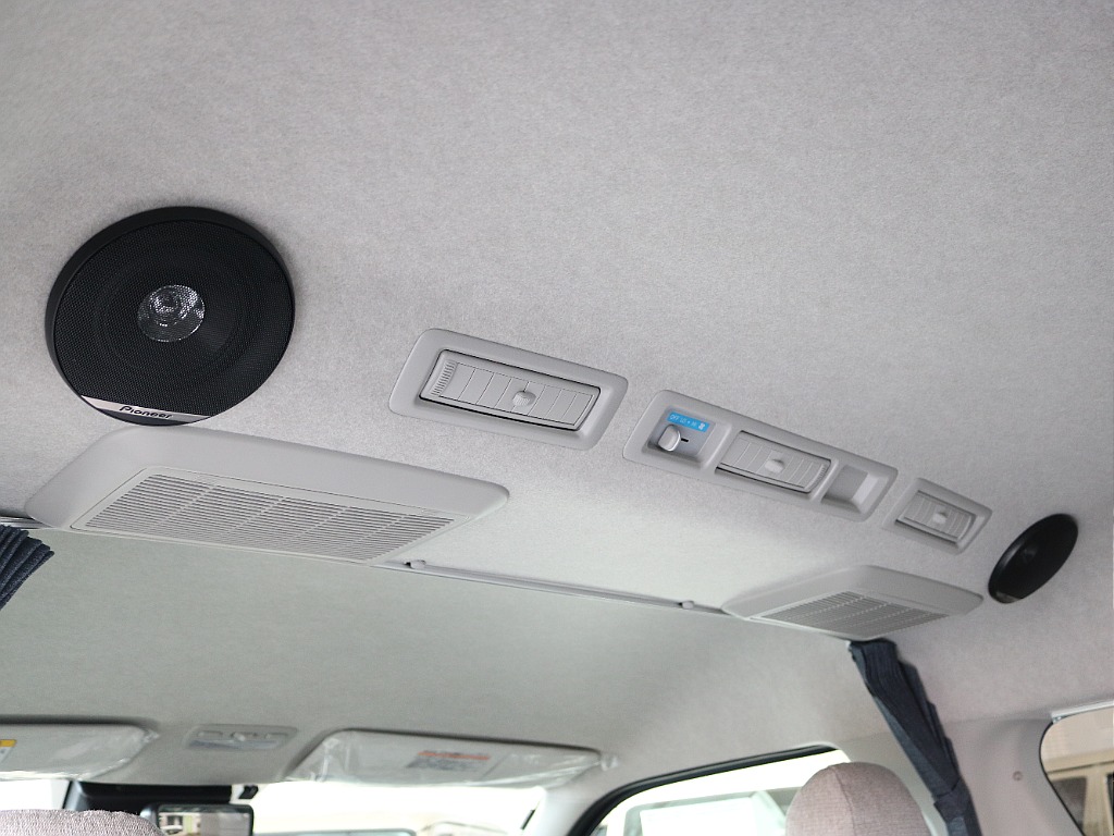 ルーフスピーカー装着済みで後席の方もサウンドをお楽しみいただけます☆☆