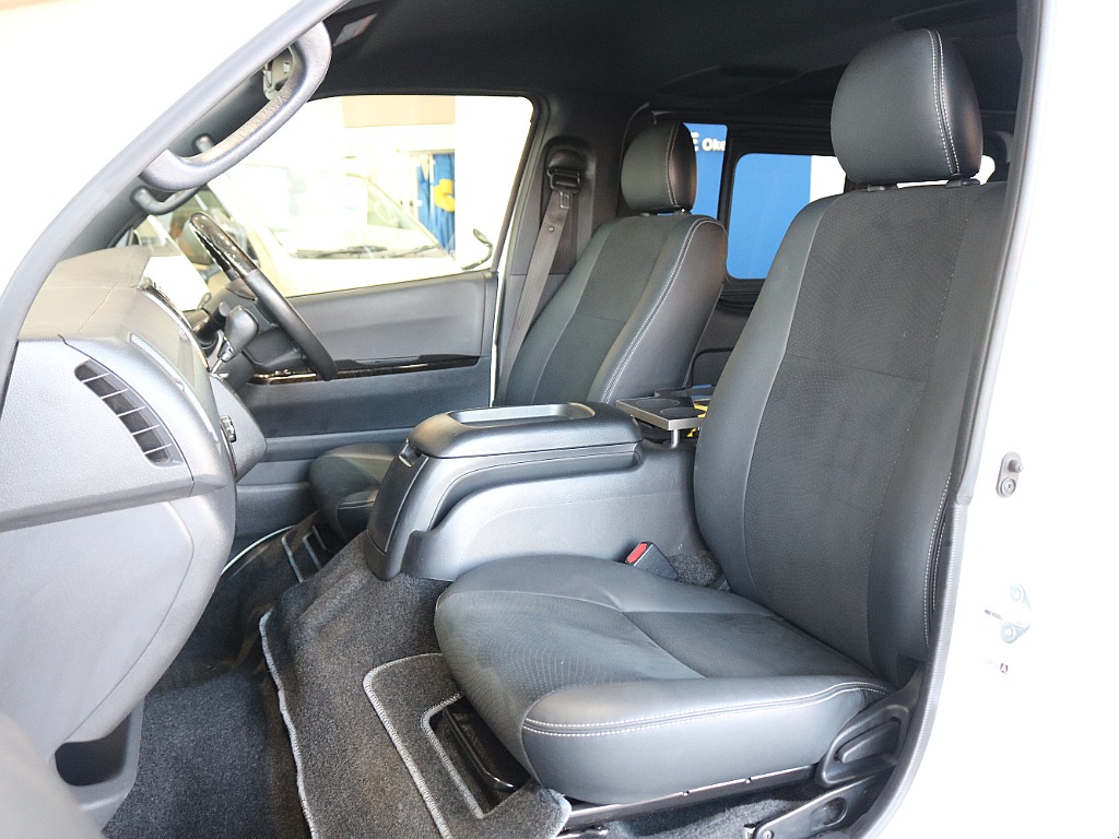 特別仕様車限定ハーフレザーシートになっております♪♪