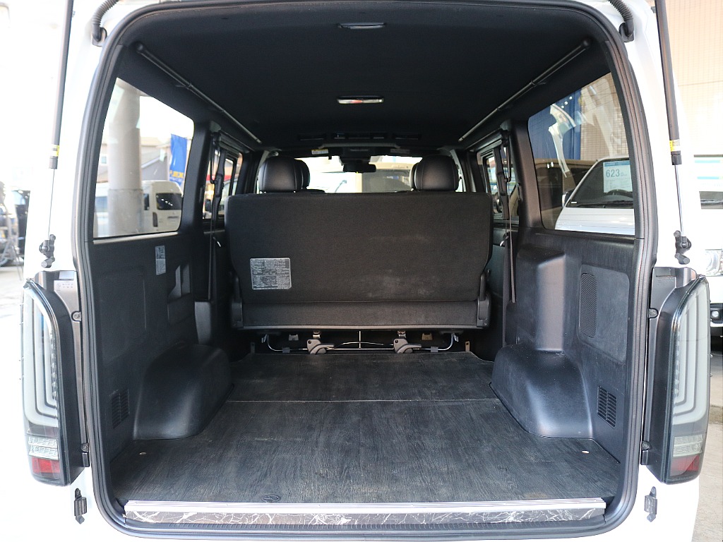 ハイエースならではのラゲッジスペースになっております☆☆