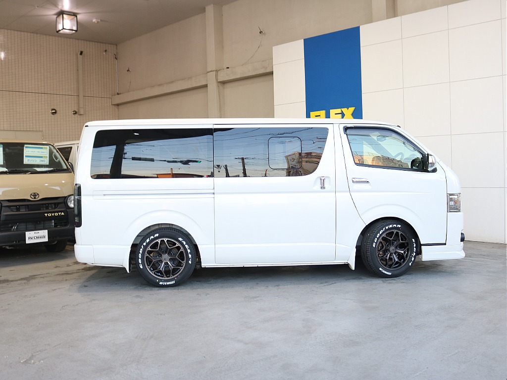 両側小窓付き手動スライドドアになっております☆☆