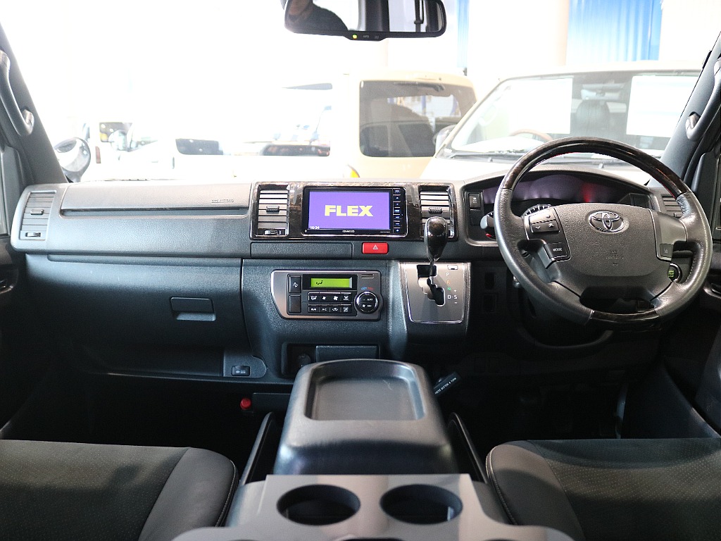 特別仕様車ダークプライムⅡなので高級感のある内装になっております☆☆