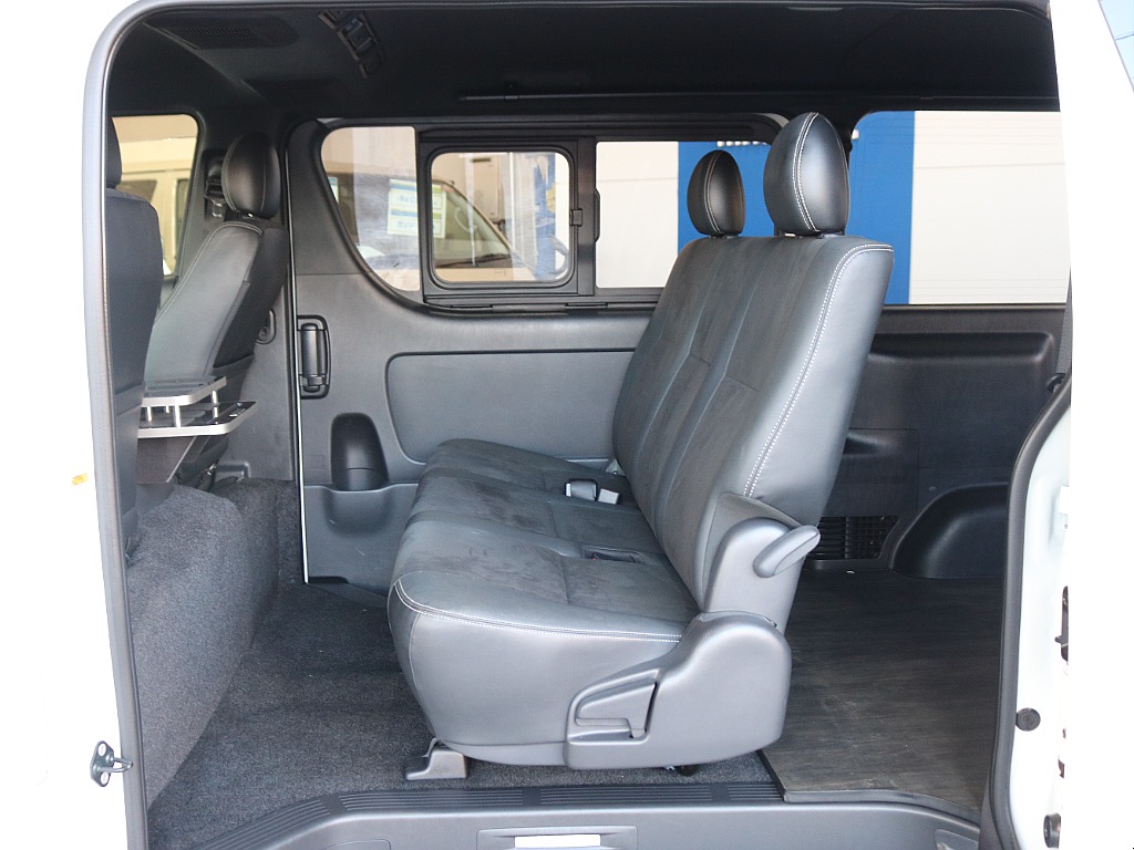 セカンドシートは3人掛けになっております☆☆