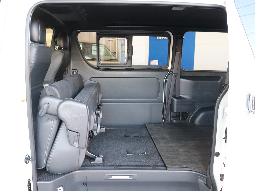 後席は跳ね上げがが可能です♪♪