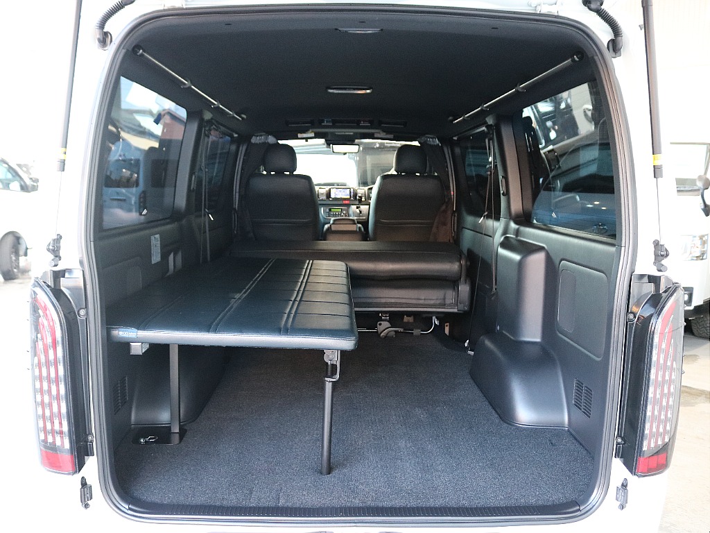 片側フリップアップベッドが装着されております☆☆