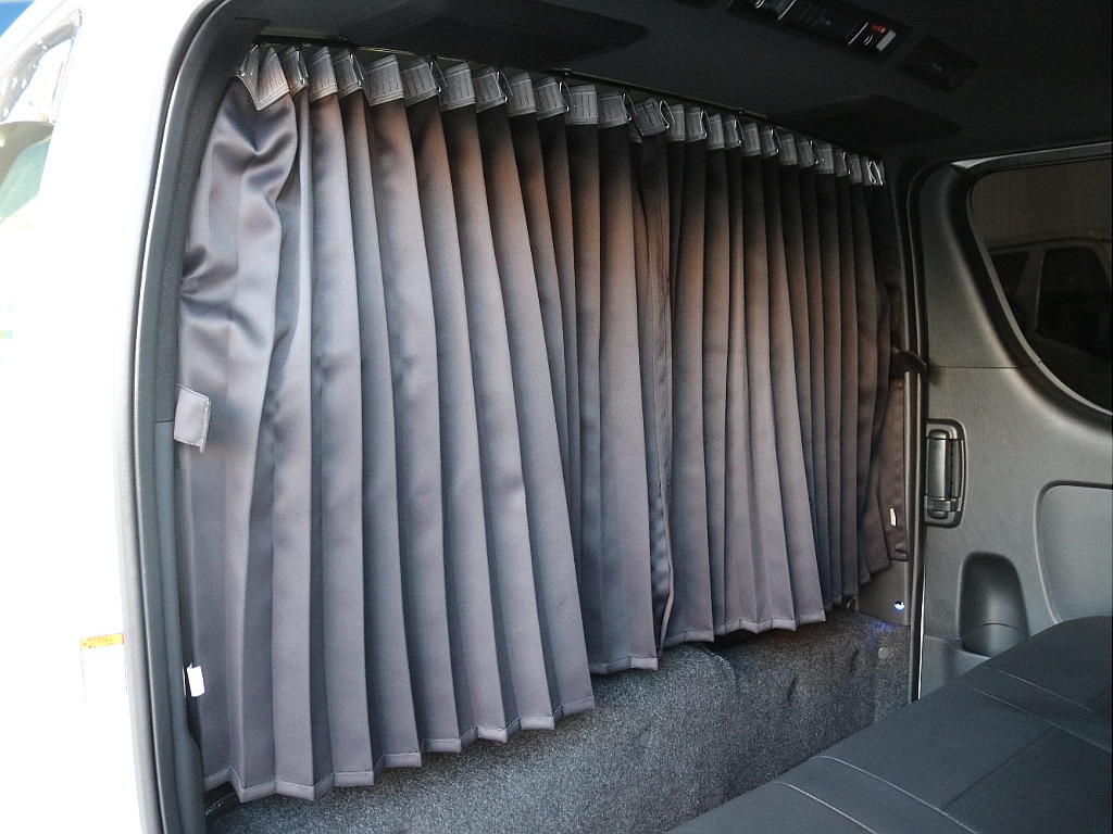 間仕切りカーテンが装着されております☆☆