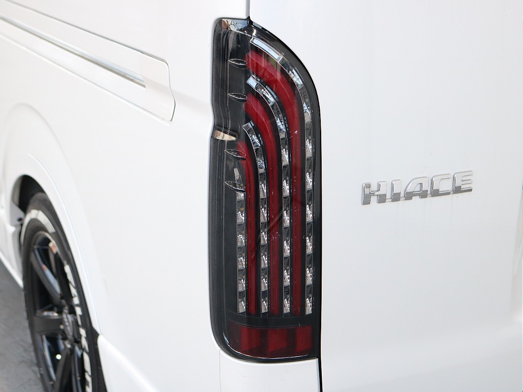 煌きレッドLEDテールランプが装着されております☆☆