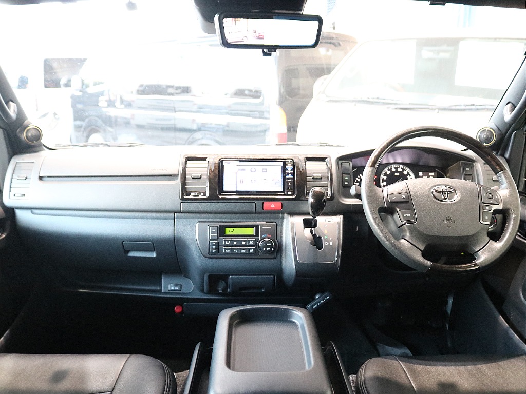 特別仕様車ダークプライムⅡなので高級感のある内装になっております♪♪