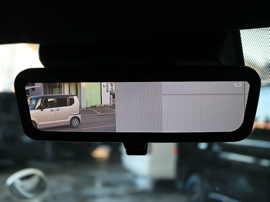 メーカーオプションのデジタルインナーミラーが装着されております☆☆