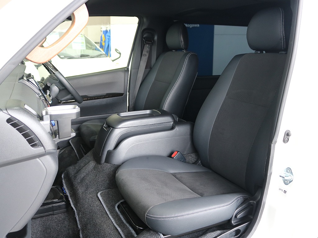 特別仕様車限定ハーフレザーシート装着済みです♪♪