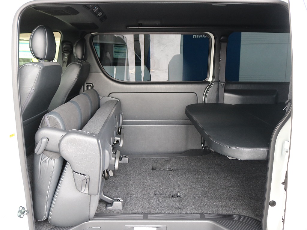 セカンドシートは跳ね上げることも可能です☆☆