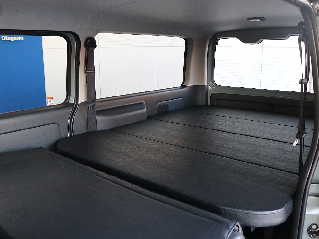 背もたれを倒せばフルフラット展開が可能です☆☆