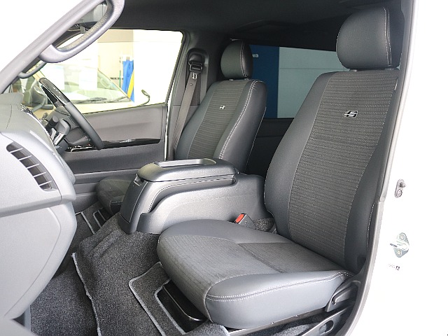 特別仕様車限定ハーフレザーシートにSのロゴが入っております♪♪