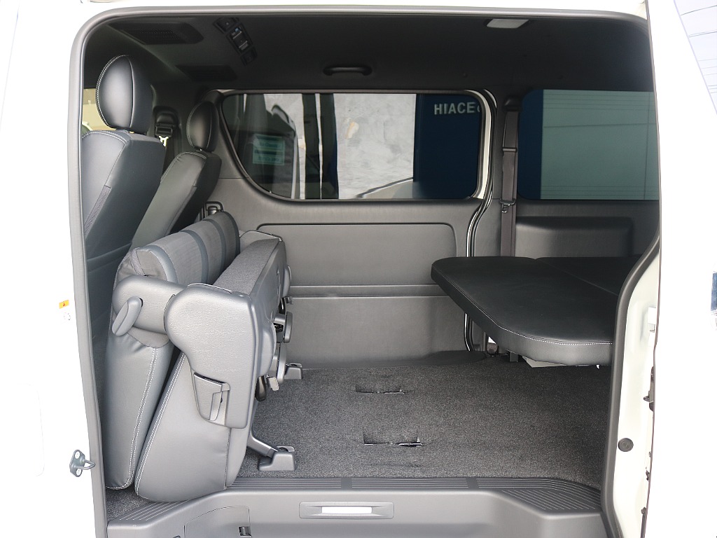 セカンドシートは跳ね上げ可能です☆☆