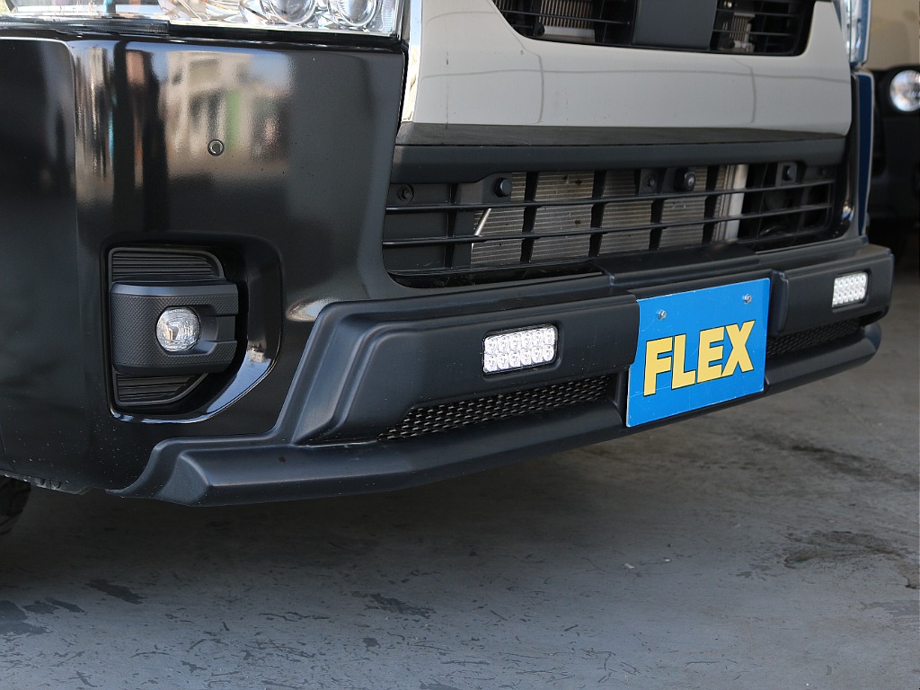 社外フロントスポイラー(デイライト付き)が装着されております☆☆