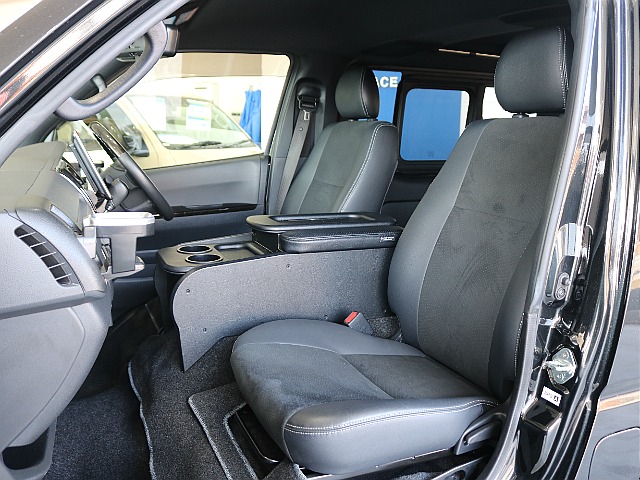 特別仕様車限定のハーフレザーシートになっております☆