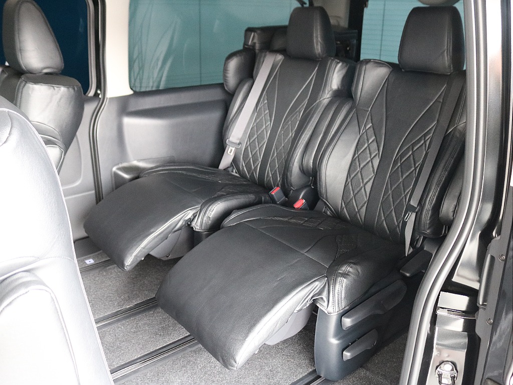 2列目センターには格納可能なテーブルも装備されております！