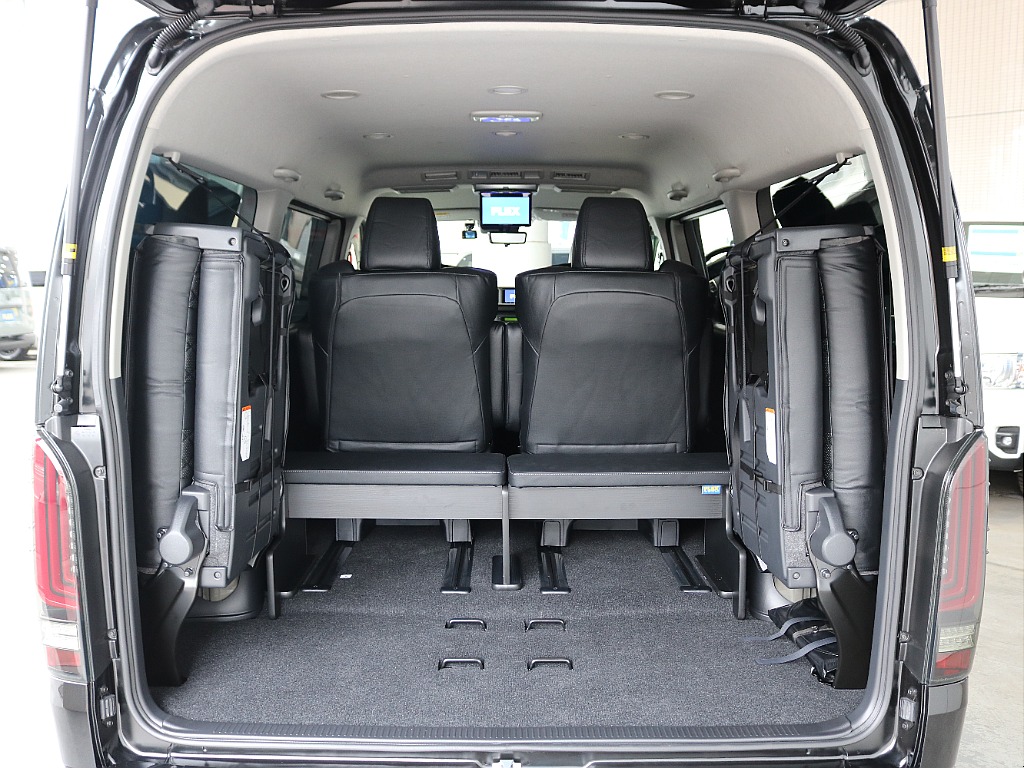 スマートベッド付きなので4列目で仮眠などが出来ちゃいます☆