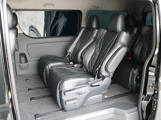 後席にも高級感のあるシートカバーが装着されております☆