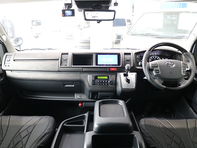 ワイドボディなので広々とした内装になっています！インテリアパネルセットが装着されております♪