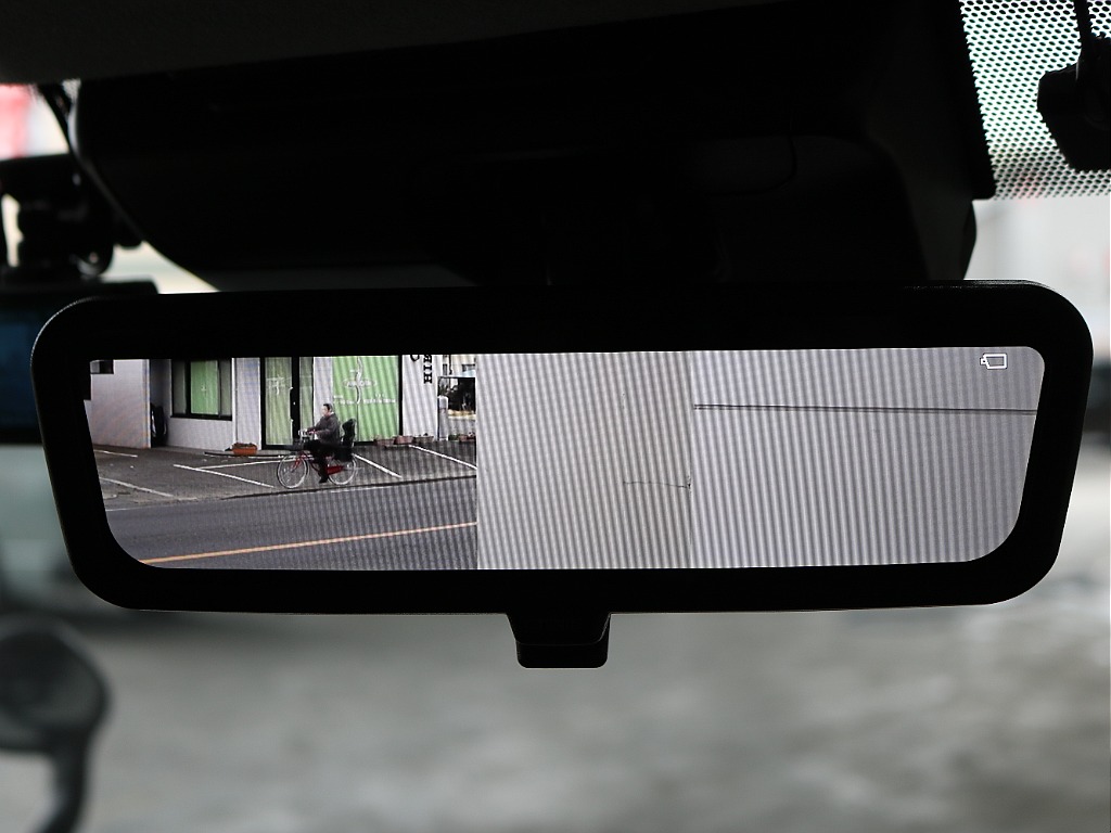 デジタルインナーミラー付きで常に後方の確認が出来ます！