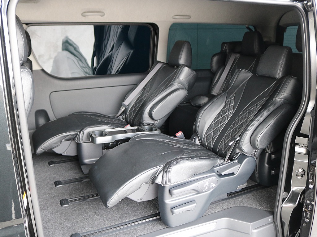 ファインテックツアラー専用のシートが4脚装備されており、オットマン付きなので快適にお出かけが出来ます♪