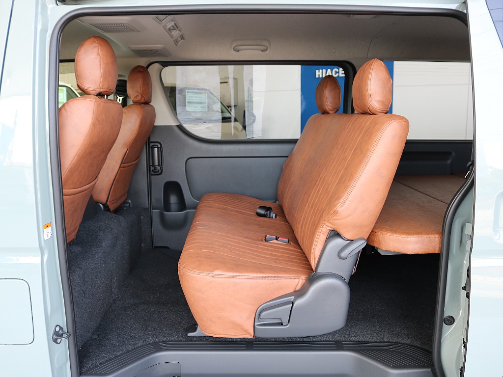 後席は3人掛けのシートになります☆☆