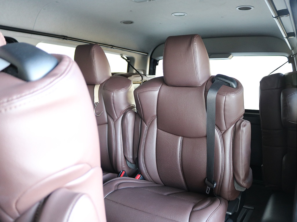 一番後ろのシートは跳ね上げが可能です♪♪