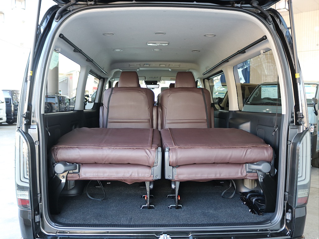 一番後ろのシートは様々なシートアレンジが可能です♪♪