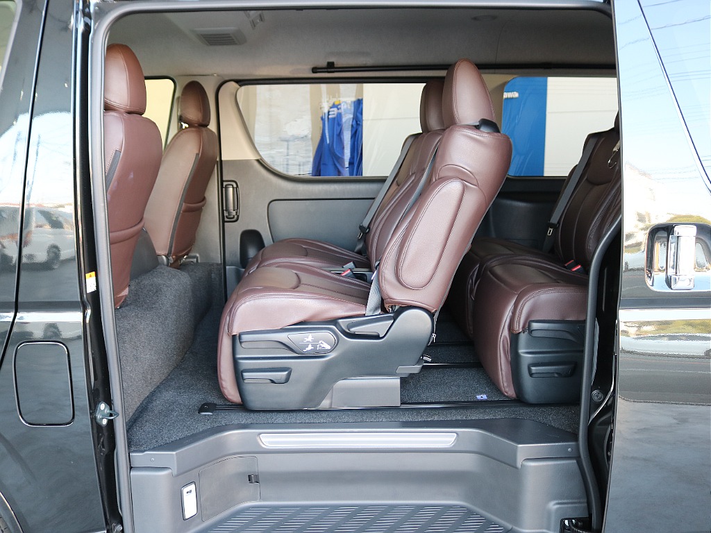 セカンドシート、サードシートは2人掛けになっております♪♪