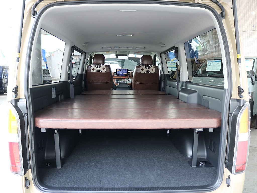 後席を倒せばフルフラット展開が可能です☆☆