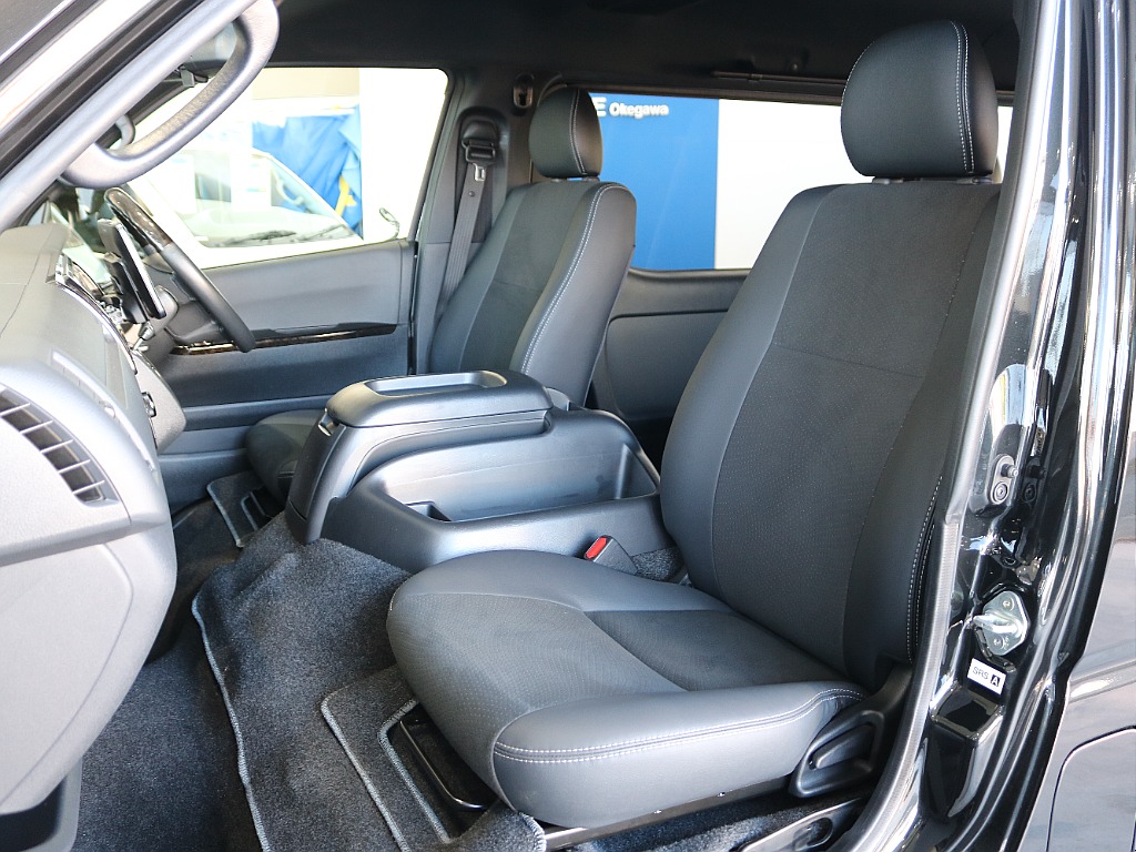 特別仕様車のハーフレザーシートになっております♪