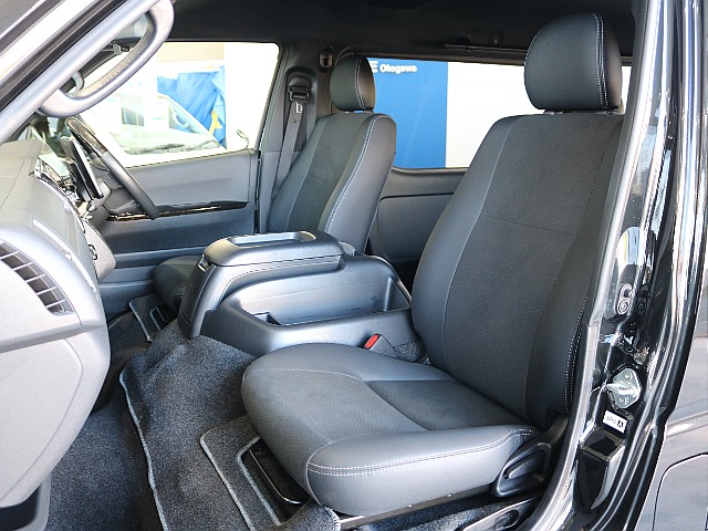 特別仕様車のハーフレザーシートになっております♪