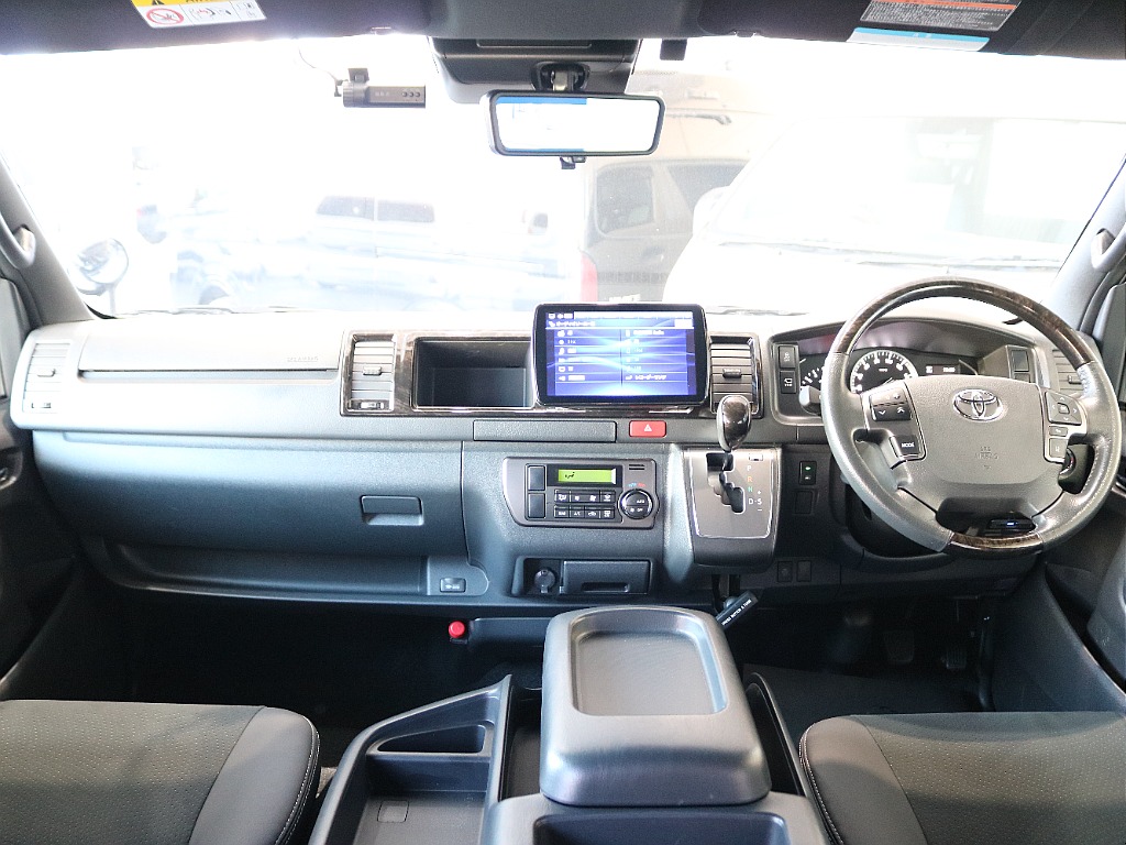 特別仕様車ダークプライムⅡなので高級感のある内装になっております☆