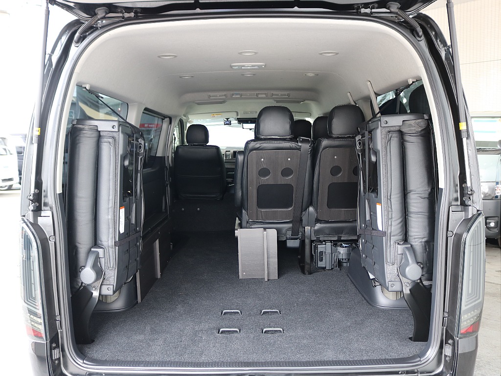 4列目は跳ね上げが可能なのでたくさんの荷物が載せられます！