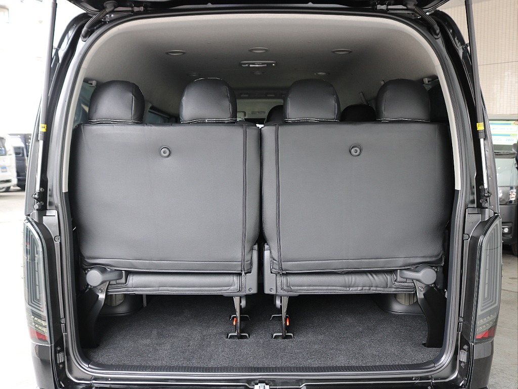 4列目シート下にはスペースがあり荷物を収納可能です☆