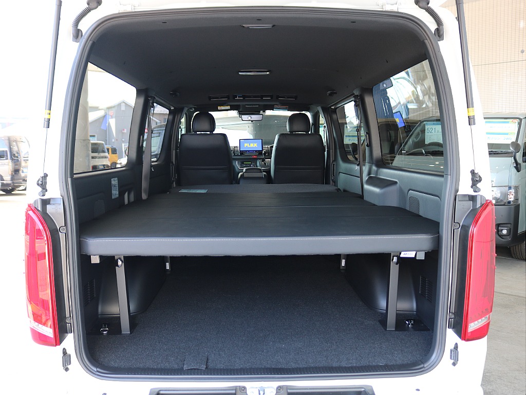 後席を倒せばフルフラット展開が可能です☆☆