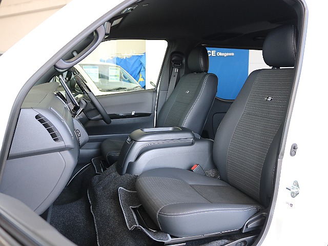 シートは特別仕様車限定ハーフレザーシートにダークプライムSのカッコいいロゴが入っております♪♪