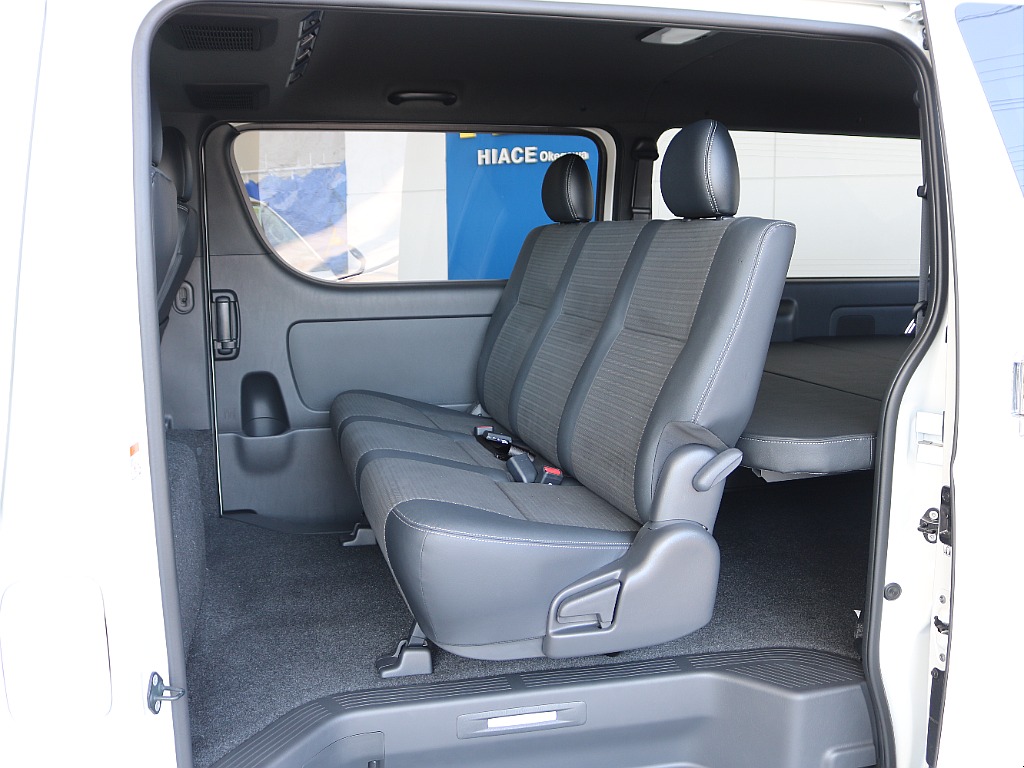 後席も同様のハーフレザーシートになっております♪♪