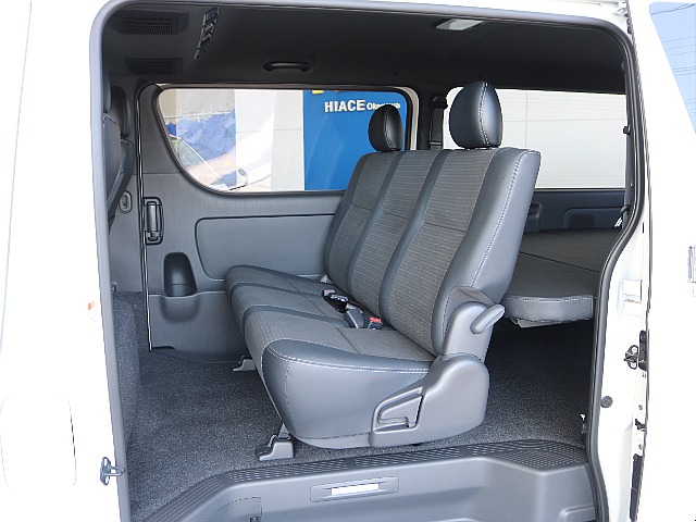 後席も同様のハーフレザーシートになっております♪♪
