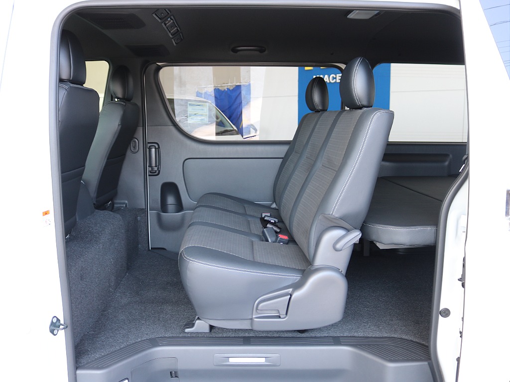 セカンドシートは3人掛けになっております♪♪