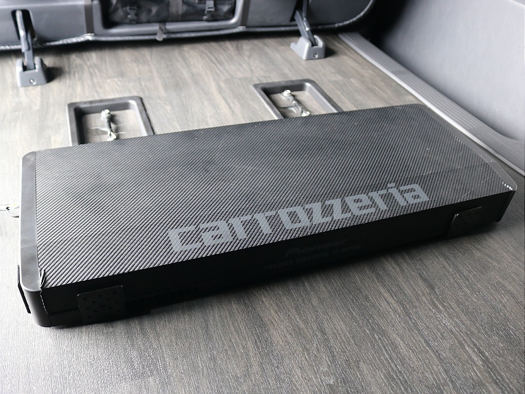 サブウーファー付きで重低音を感じられる仕様です♪