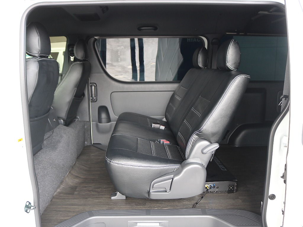 セカンドシートは3人掛けのベンチシートになります！
