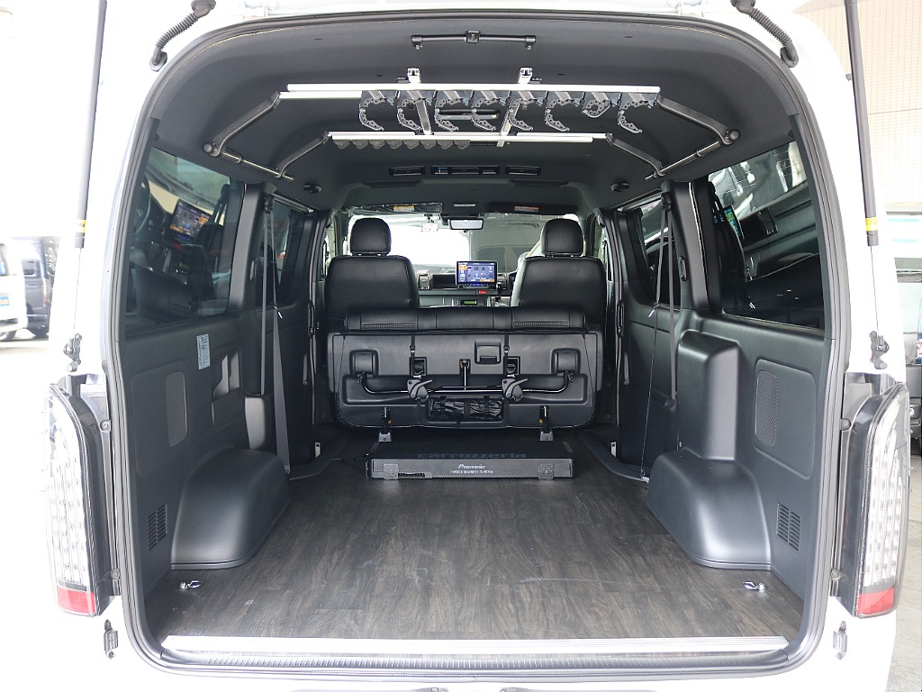 フローリング施工済みなので車内のお手入れが楽々です！