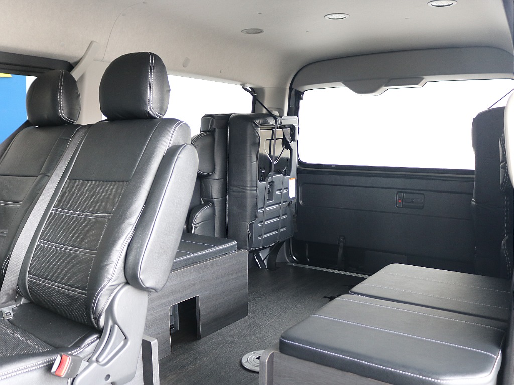 一番後ろのシートは両側跳ね上げが可能です♪♪