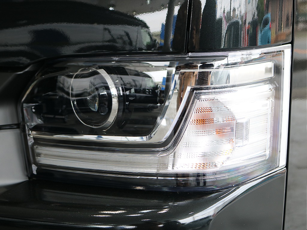 メーカーオプションのBi-beamヘッドランプ搭載済みです♪♪