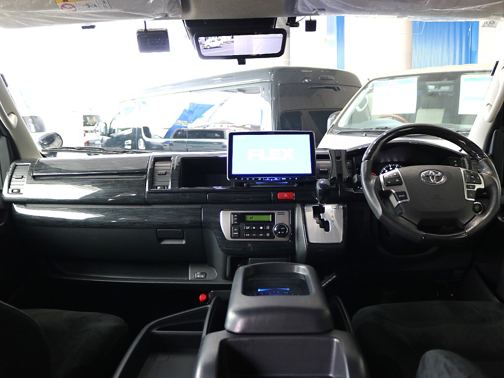 ワイドボディなので運転席周りは広々とした内装になっております☆☆