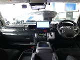ワイドボディなので運転席周りは広々とした内装になっております☆☆