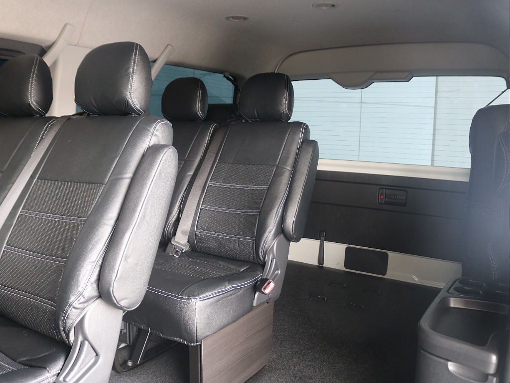 一番後ろのシートは両側跳ね上げがが可能です♪♪