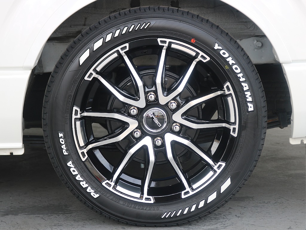 Delf06 18インチAWにYOKOHAMA PARADAタイヤの組み合わせになっております♪♪