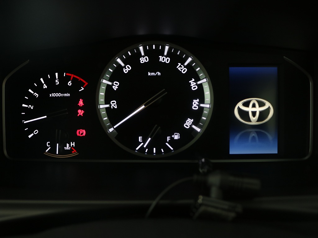 オープニングはトヨタのカッコいいロゴ付きになっております♪♪